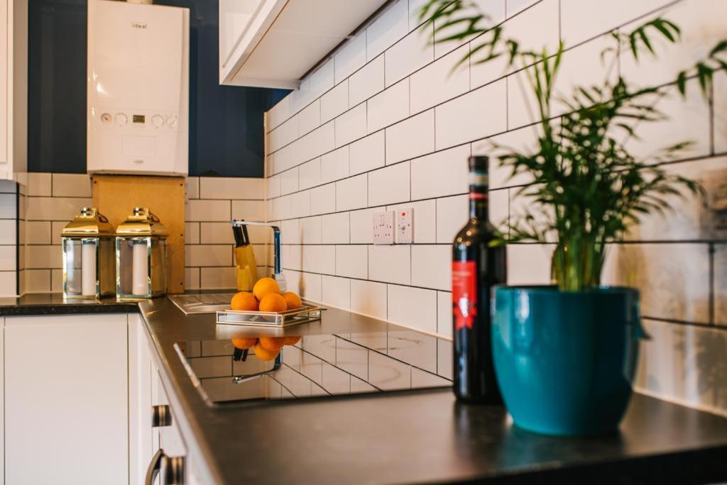Quiet Location - 3 Bedroom Family House With 3 Shower Room - 2 Parking Spaces Плимът Екстериор снимка